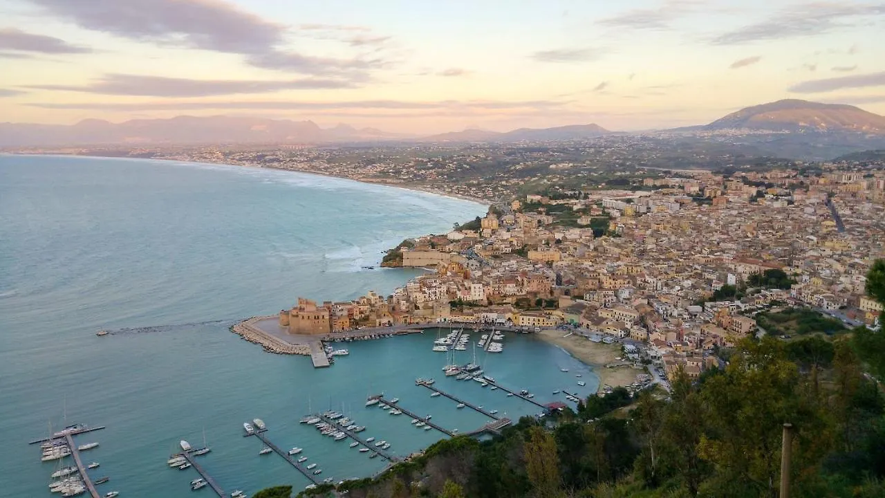 Bright Apartment In Alcamo: 100 M² With Sea View 0*, アルカモ
